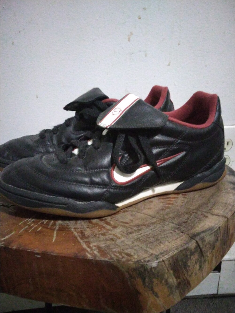 Nike Tiempo 750 Black and Red Men's Athletic Sneakers Sz 8